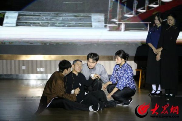 客新策略 弦歌不辍传薪火，舞台演绎家国情： 青农学子以爱国话剧纪念抗战胜利80周年